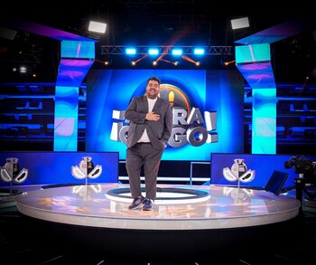 Darío Barassi con escenografía a