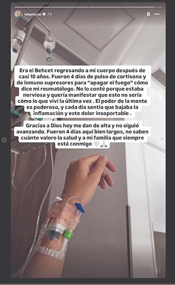 Brazo con una vía intravenosa colocada en una habitación de hospital con texto superpuesto en pantalla