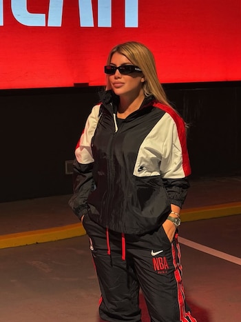 El look negro y rojo