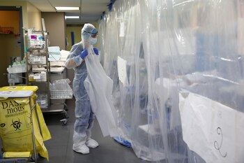 Trabajadores médicos con sus trajes