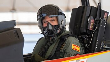 Felipe VI en la base
