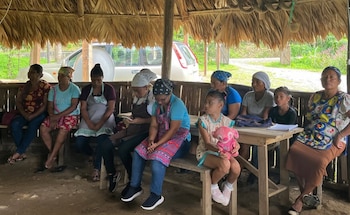 La Asociación de Mujeres Kabata Könana, fundada en 2013, reúne a 277 mujeres de diez comunidades indígenas que trabajan por la defensa territorial, la soberanía alimentaria y la conservación de prácticas ancestrales. Crédito: Asociación de Mujeres Kábata Könana Talamanca Cabécar