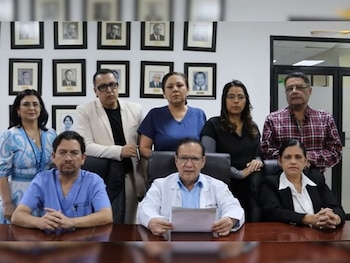 Un total de 422 médicos fueron despedidos de forma injustificada, aunque lograron reincorporarse tras intensas negociaciones con la Secretaría de Salud. (Foto: Redes sociales)