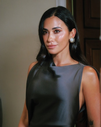 Antonela Roccuzzo eligió un vestido de satén de Victoria Beckham para una salida nocturna