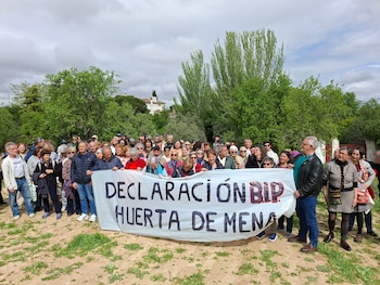 Integrantes de la plataforma ciudadana Salvar Hortaleza piden que no se desturya la Huerta de Mena en Madrid. (Cedida)
