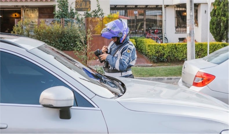 El alcalde Carlos Fernando Galán adviertió que el estacionamiento indebido en vías principales afecta gravemente la circulación vehicular - crédito Secretaría de Movilidad
