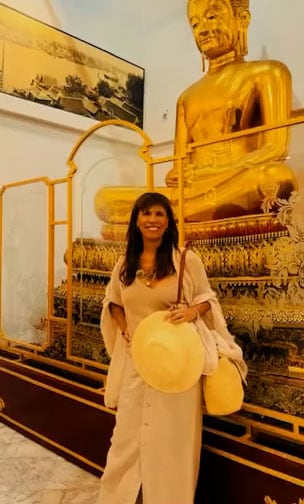 La visita de Anamá al templo del Buda Esmeralda refleja la relevancia de esta figura sagrada en su vida espiritual y cotidiana