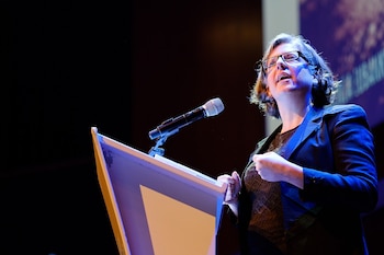 Virginia Eubanks es una politóloga, profesora y autora estadounidense de estudios sobre tecnología y justicia social