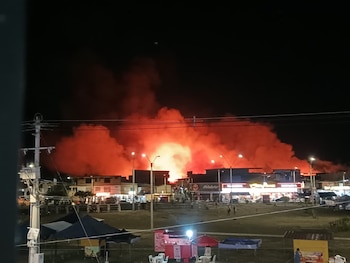 Bomberos de Villagorgona y brigadistas de ingenios cercanos atendieron el incendio en Poblado Campestre, Candelaria - crédito X