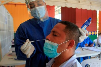 Un hombre se realiza una prueba para detectar la covid-19 en Cartagena (Colombia). EFE/RICARDO MALDONADO ROZO/Archivo