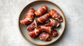 Aperitivo de dátiles dulces envueltos