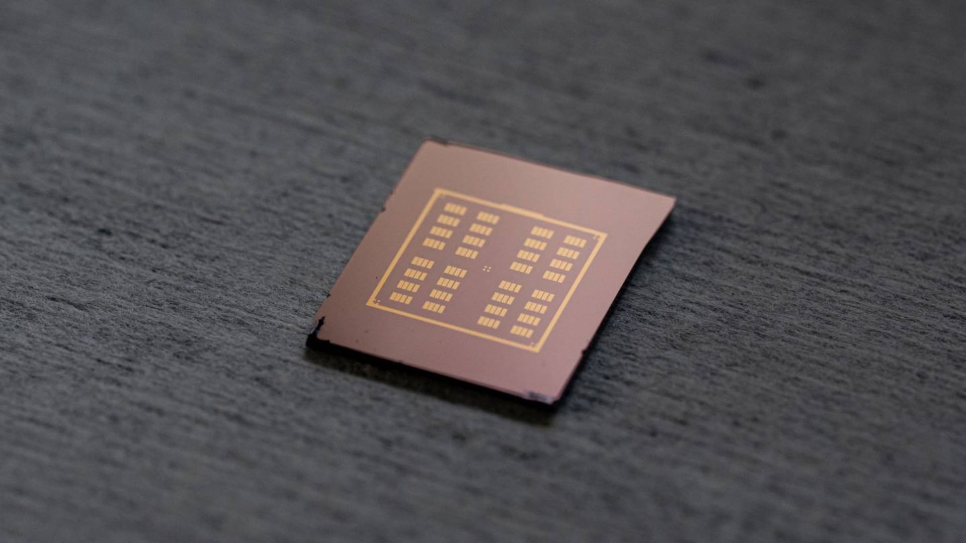 El equipo de Princeton fabricó una pieza uniforme de una pulgada cuadrada del nuevo semiconductor. (Universidad de Princeton)