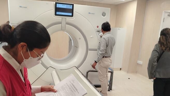 Fiscalizadores de la Contralia inspeccionaron las salas y tomógrafos. - Foto: Contraloría