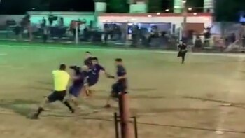 Un árbitro fue salvajemente agredido