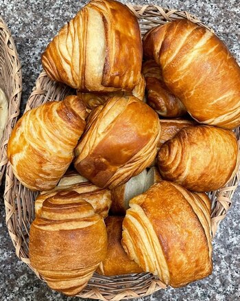 El color dorado indica que