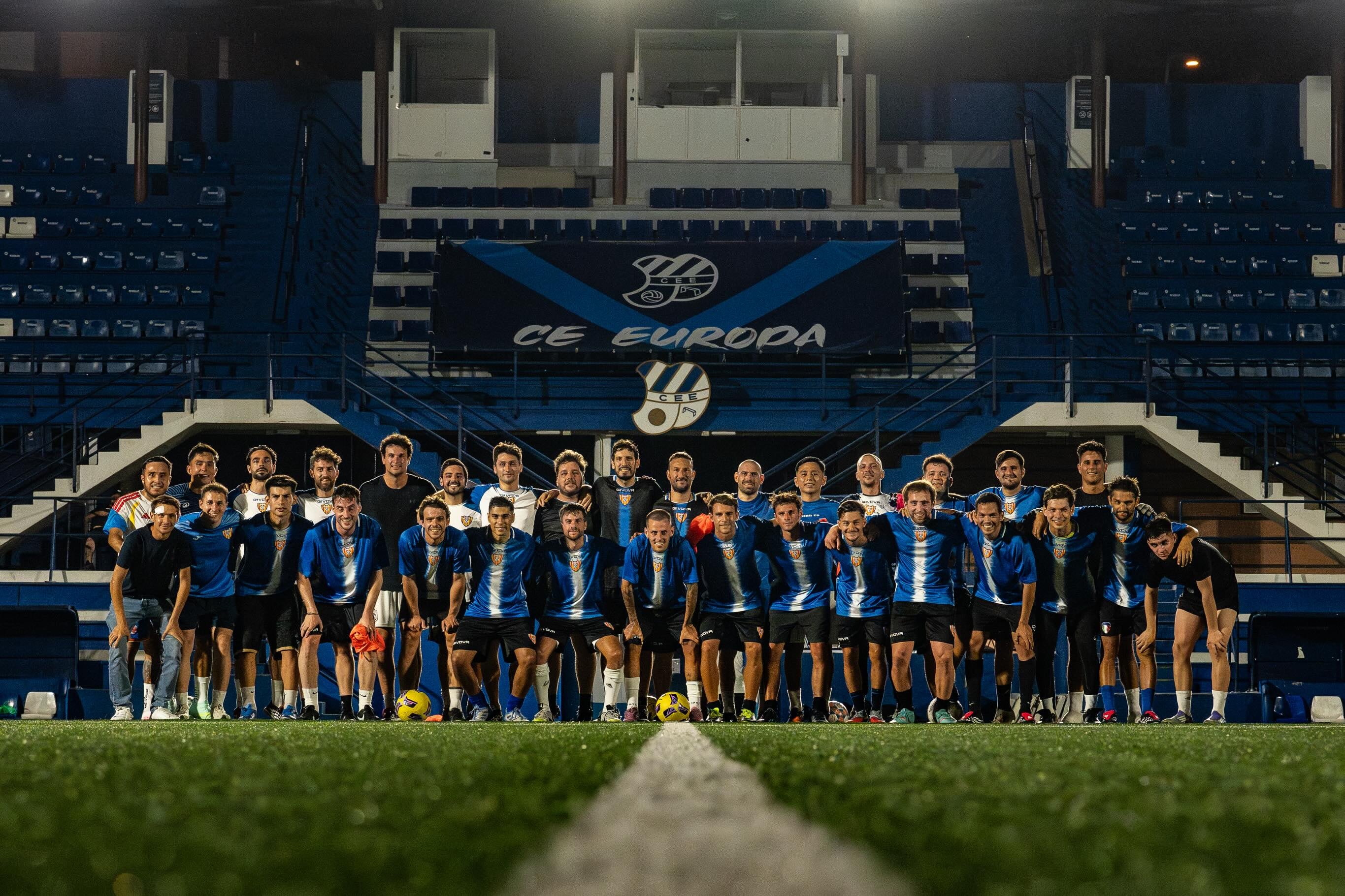 El Deportivo Vélez de Barcelona mantiene una buena relación con el Club Europa y éste le cedió las instalaciones para entrenar y organizar eventos (Peña Velezana Barcelona)