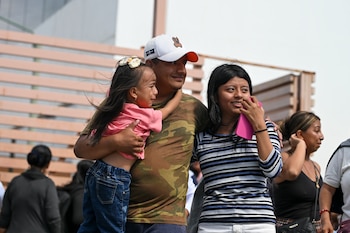Personas reaccionan tras la liberación de los tripulantes de dos embarcaciones, Conquistados y María Clementina, que fueron interceptadas y hundidas por fuerzas estadounidenses en aguas del Pacífico, este martes, en Manta (Ecuador) (EFE/ Ariel Ochoa)