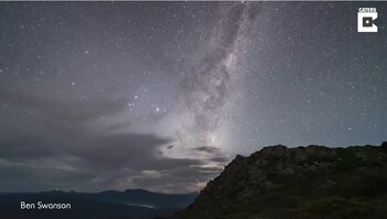 08/02/2021 Filman en time-lapse imágenes impactantes de la Vía Láctea sobre Tasmania.
MADRID, 08 feb. (EDIZIONES) El Monte Barrow en Tasmania fue el lugar escogido por el fotógrafo Ben Swanson, de 39 años, para capturar en time-lapse imágenes asombrosas de la Vía Láctea durante el amanecer.
SOCIEDAD
YOUTUBE - CATERS - BEN SWANSON