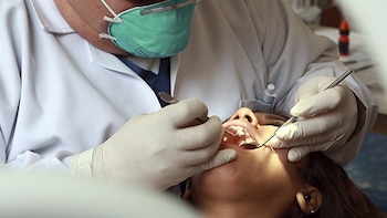 Dolor, miedo y postergación: la silenciosa crisis de salud bucal que golpea a los adultos