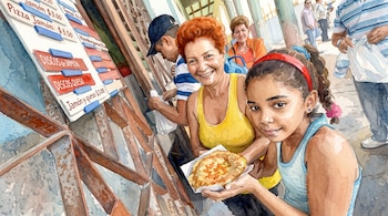 Acuarela de una niña y una mujer con un alimento horneado junto a un menú de precios y otros clientes en la vía pública.