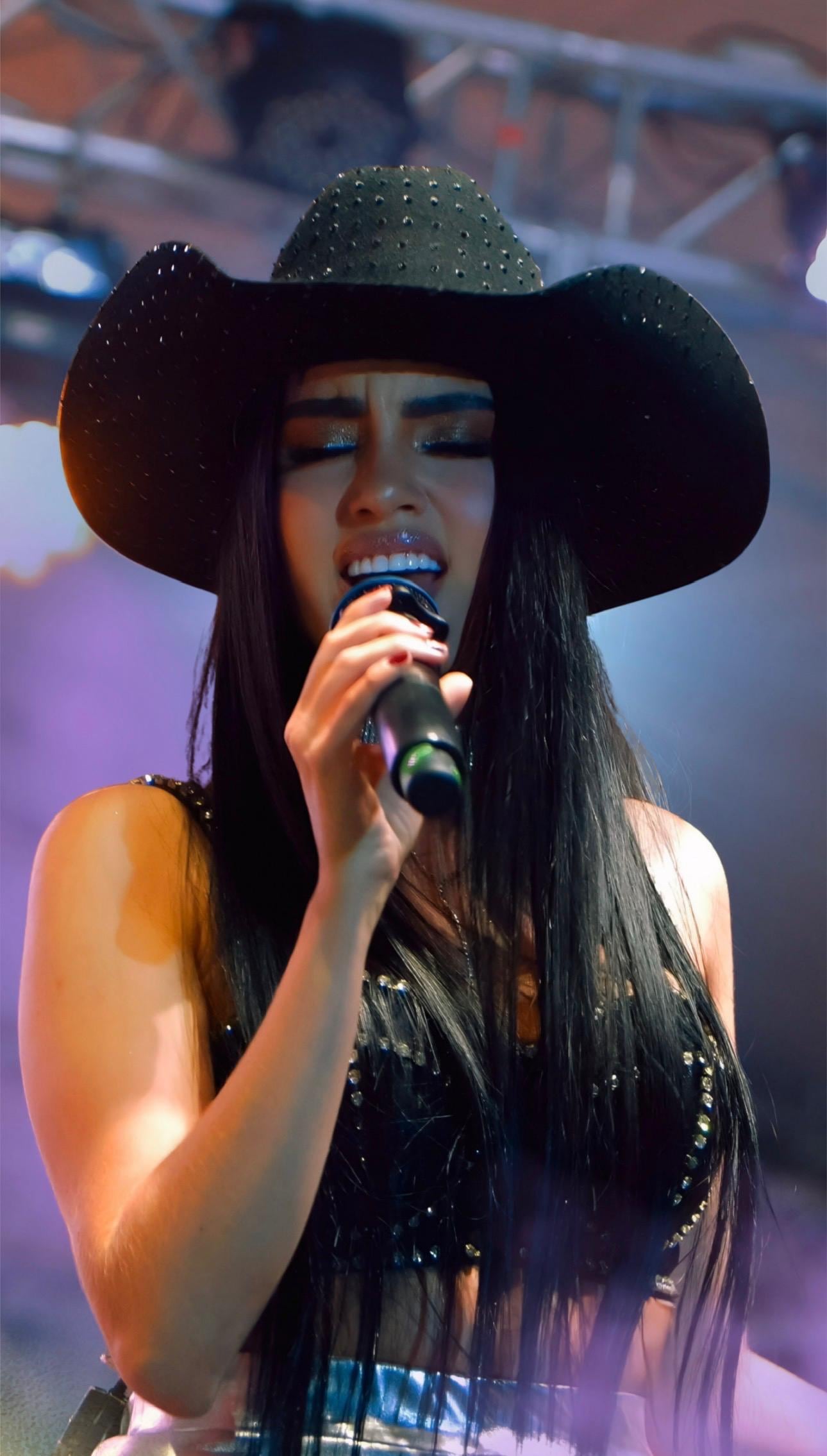 Liz Ocampo nació en Cali y comenzó su formación musical a los ocho años en instituciones como Bellas Artes y la Casa de la Cultura.