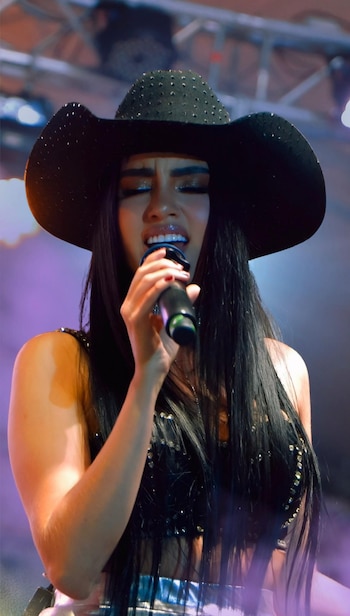 Liz Ocampo nació en Cali y comenzó su formación musical a los ocho años en instituciones como Bellas Artes y la Casa de la Cultura.