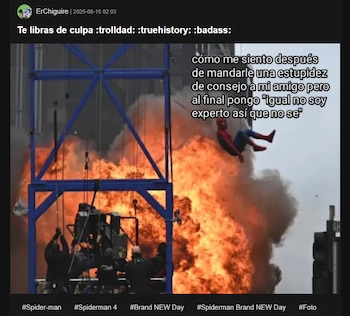 Figura de Spider-Man suspendida en el aire, gran explosión de fuego y humo, estructura metálica azul, equipo de producción en set