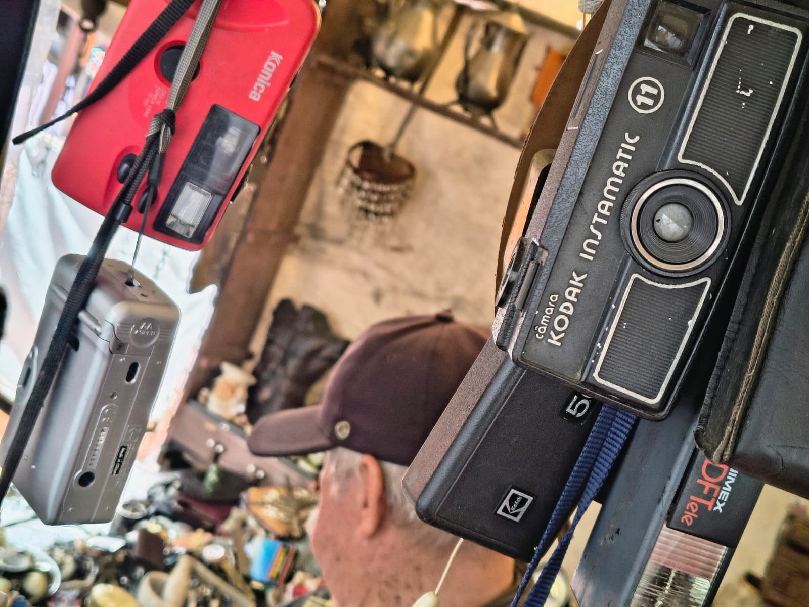(Cámara fotográfica analógica Kodak Instamatic 11 ) Dispositivos que no mueren: la vitrina retro donde la obsolescencia programada pierde la partida - crédito Santiago Neira