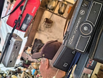 (Cámara fotográfica analógica Kodak Instamatic 11 ) Dispositivos que no mueren: la vitrina retro donde la obsolescencia programada pierde la partida - crédito Santiago Neira