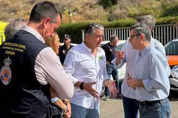Félix Bolaños y Antonio Sanz, en el Puesto de Mando Avanzado en Turre. (EFE/Laura Rincón)