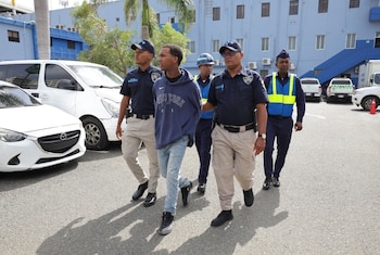 Erickson Bonilla Villalona fue recibido por la Policía Nacional tras presentarse voluntariamente junto a su abogado y su padre./ (Redes Diego Pesqueira)