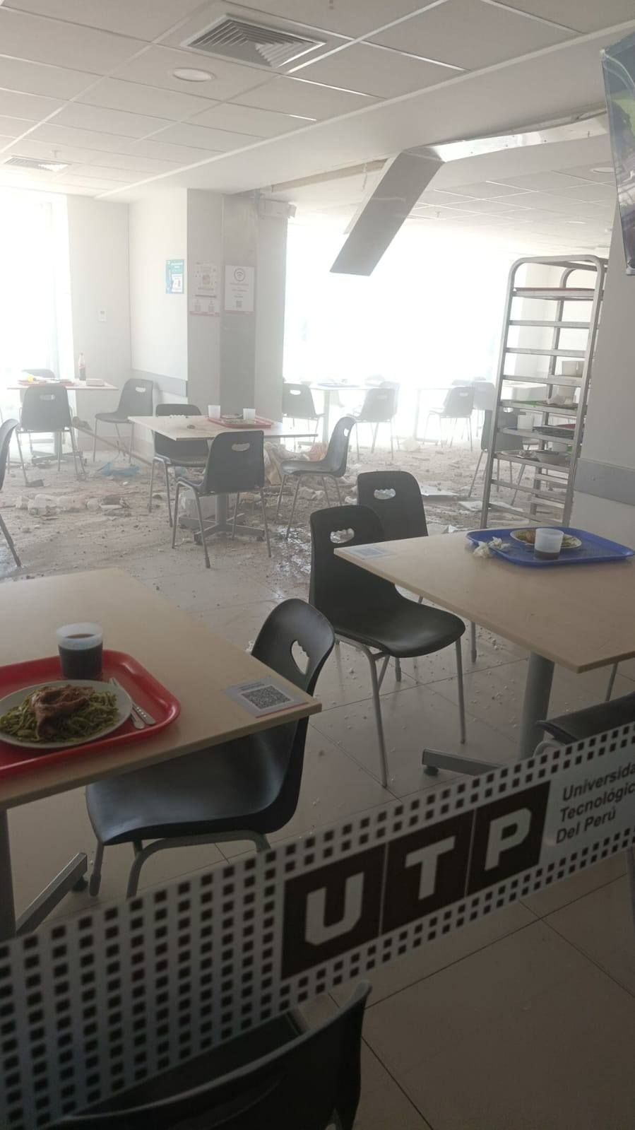 El comedor de la Universidad Tecnológica del Perú (UTP) en Ica muestra graves daños materiales con escombros y paneles de techo caídos tras un reciente sismo, reflejando la magnitud del impacto. (Facebook)