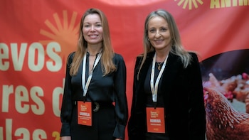 La Directora Nacional de Argentina de Sinergia Animal Romina Viscarret junto a la Diputada
Nacional Gabriela Estévez