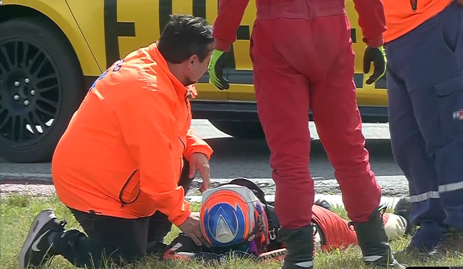 Sin sacarse el casco, Vicino dejó su coche y se tiró a un costado del trazado