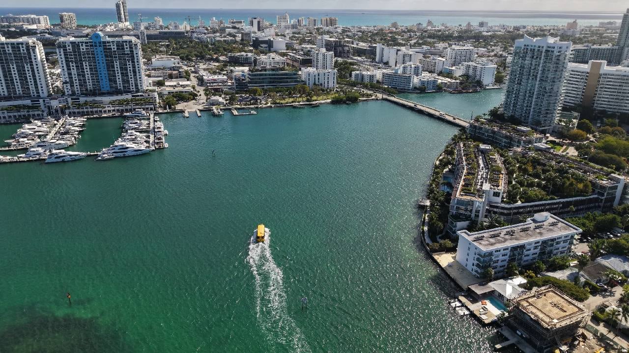El taxi acuático gratuito conectará Maurice Gibb Memorial Park con Venetian Marina entre las 10:00 y las 23:00 como enlace entre Miami y Miami Beach (AP)