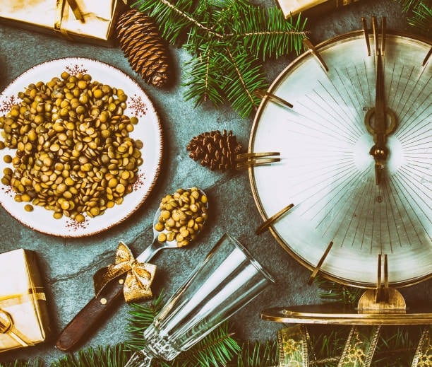 Las lentejas en la mesa y los bolsillos representan un amuleto de abundancia y bienestar económico en la celebración de Año Nuevo - crédito iStock