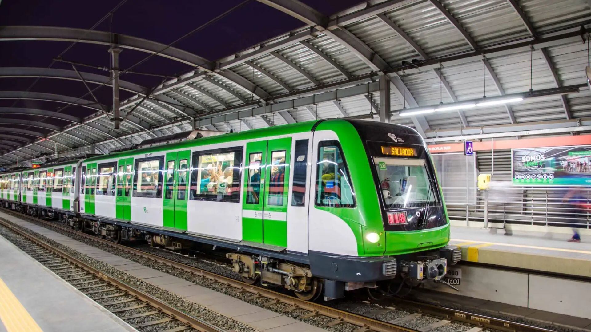 La Línea 1 del Metro de Lima incrementó la frecuencia de viajes durante diciembre para responder al mayor flujo de pasajeros vinculado a las compras y celebraciones de fin de año - Créditos: Andina.