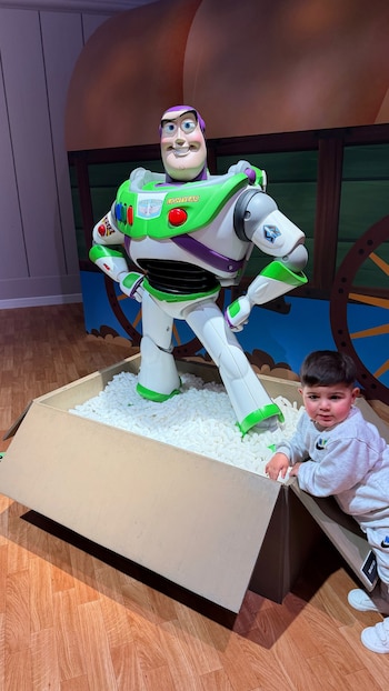 Benjamín Fernández junto a Buzz