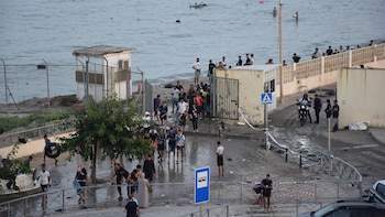El flujo de personas entrando a Ceuta desde Marruecos continúa a primera hora de la mañana