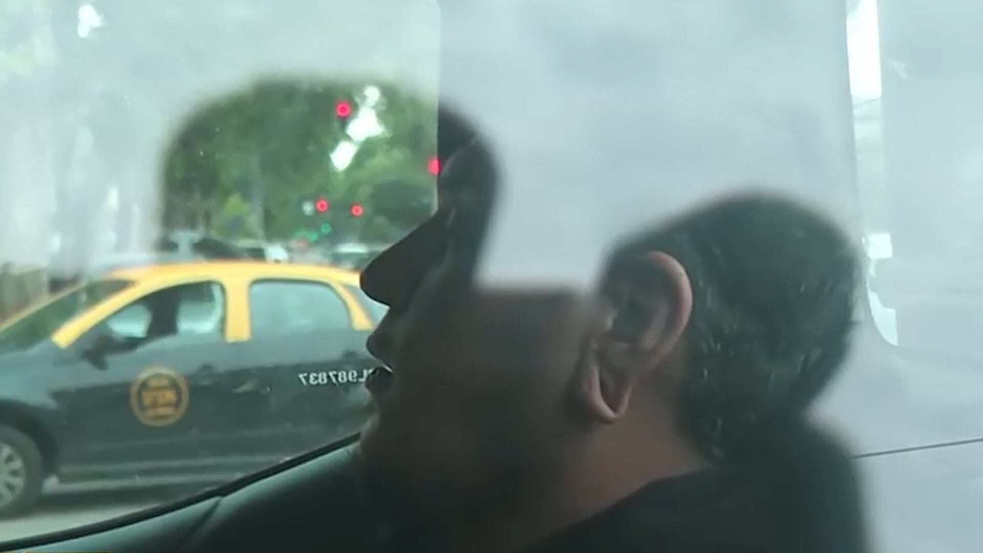 El conductor que protagonizó el accidente, dentro del patrullero.