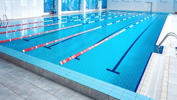 Se tiró a la pileta en una clase de natación, sufrió un grave golpe en la cabeza y la Justicia ordenó indemnizarlo