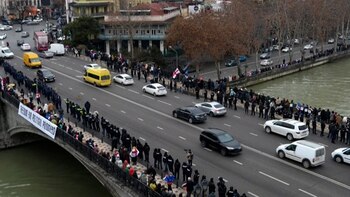 Miles de georgianos formaron este