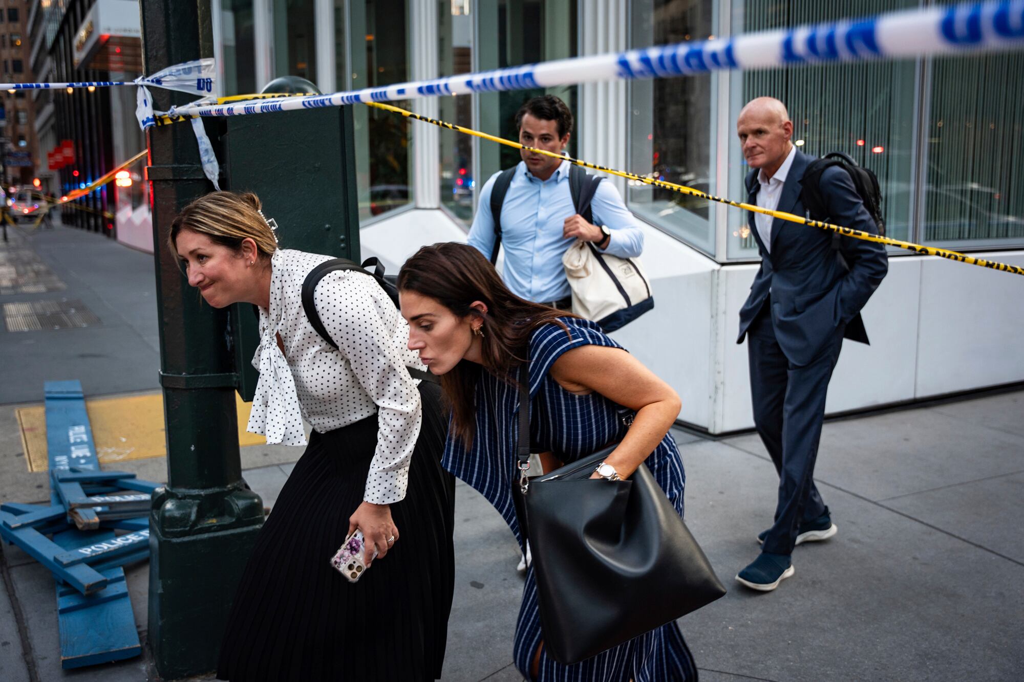 Los peatones pasan junto a la cinta policial en la esquina de Lexington Avenue y 53rd Street (AP Photo/Angelina Katsanis)