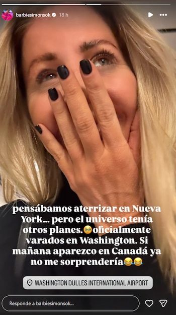 Mujer rubia con ojos claros y manicura negra cubre parte de su boca con la mano. Texto sobre imagen indica que está varada en un aeropuerto