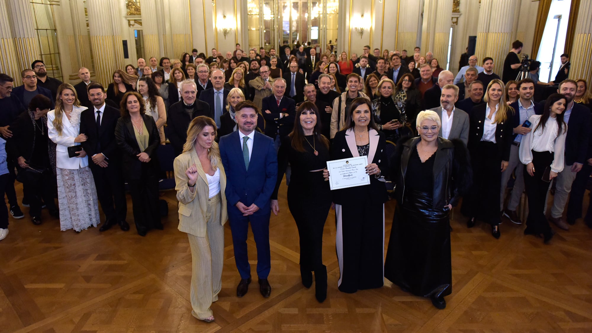 Una foto grupal en el escenario puso fin al emotivo acto