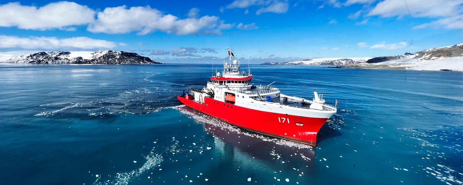 El buque especializado es esencial para las expediciones a la Antártida, garantizando el transporte seguro de personal y materiales, lo que refuerza la capacidad de Perú para mantener su presencia científica. (DIHIDRONAV)