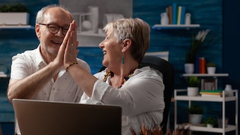 Una pareja de pensionistas en