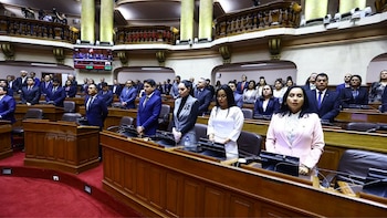 Vista general del Pleno de la Cámara de Diputados con decenas de diputados de pie en sus escaños, una pantalla al fondo y cámaras de televisión en un balcón