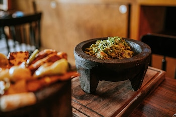 Guacamole preparado en molcajete (Pexels)