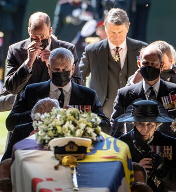 La Familia Real encabeza el cortejo para el servicio fúnebre